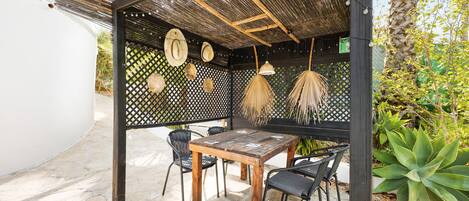 تناول الطعام بالخارج