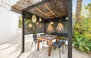 Outdoor dining - Holiday Home 'Serena Vista' with Mountain View, Wi-Fi and Air Conditioning (Alcaucín)