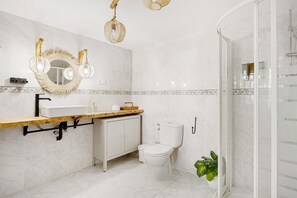 Chuveiro, secador de cabelo, toalhas de banho 