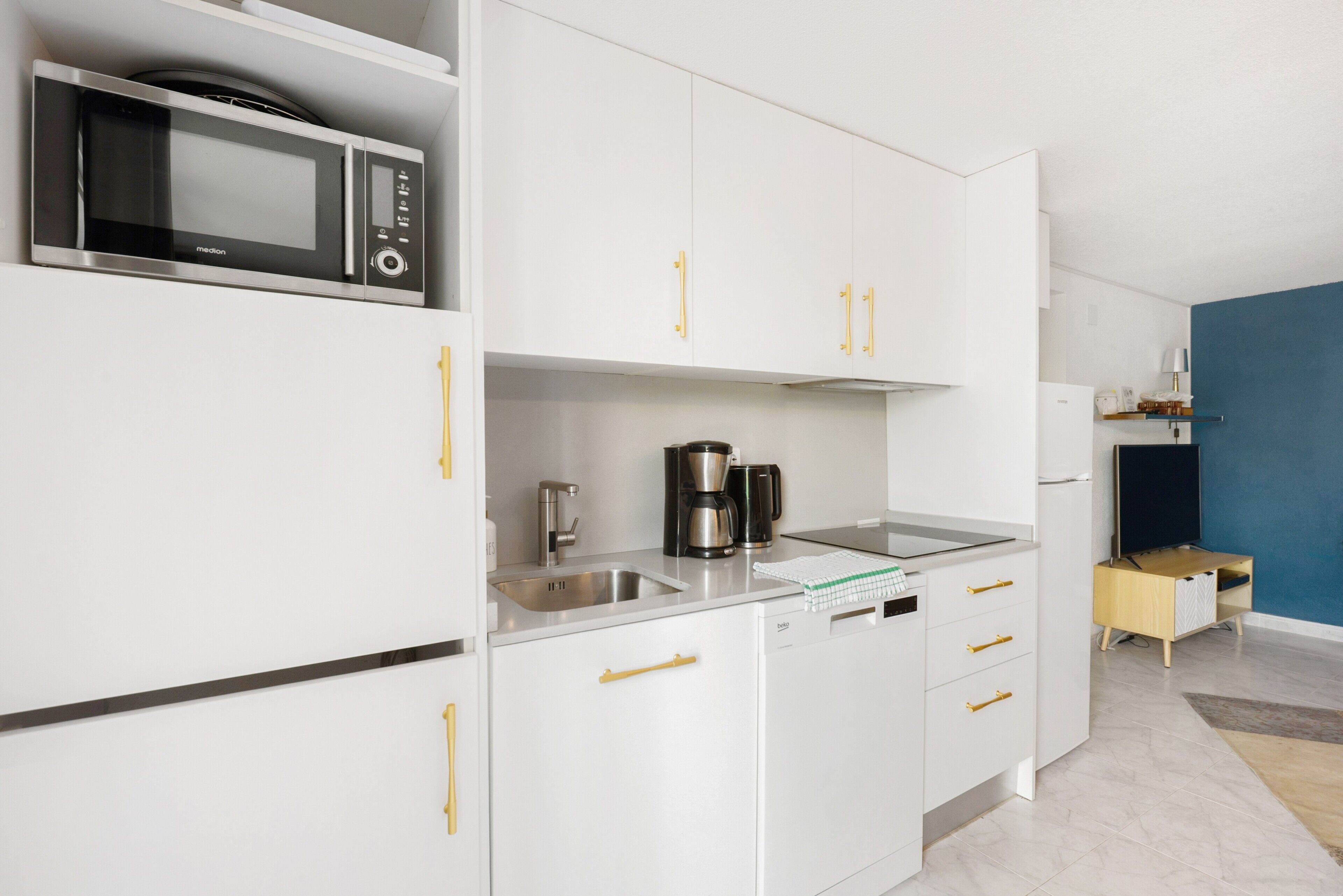 Refrigerador, microondas, placa de cocina, lavavajillas