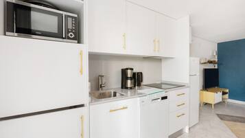 Refrigerador, microondas, placa de cocina, lavavajillas