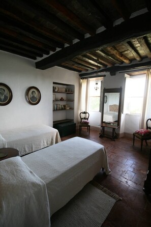 5 bedrooms, free WiFi, bed sheets