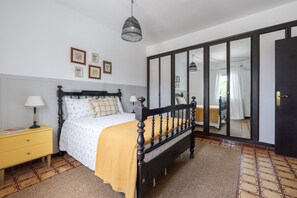 2 bedrooms, free WiFi, bed sheets - 'Family Apartment in Aldover' with Mountain Views, Wi-Fi, and Air Conditioning (Aldover)