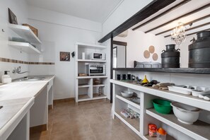 Fridge, microwave, oven, stovetop - 'Family Apartment in Aldover' with Mountain Views, Wi-Fi, and Air Conditioning (Aldover)