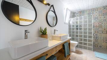 Een douche, een haardroger, handdoeken