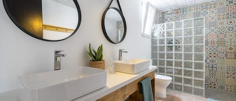 Shower, hair dryer, towels