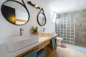 Shower, hair dryer, towels - 'Family Apartment in Aldover' with Mountain Views, Wi-Fi, and Air Conditioning (Aldover)