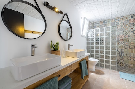 Shower, hair dryer, towels. 'Family Apartment in Aldover' with Mountain Views, Wi-Fi, and Air Conditioning