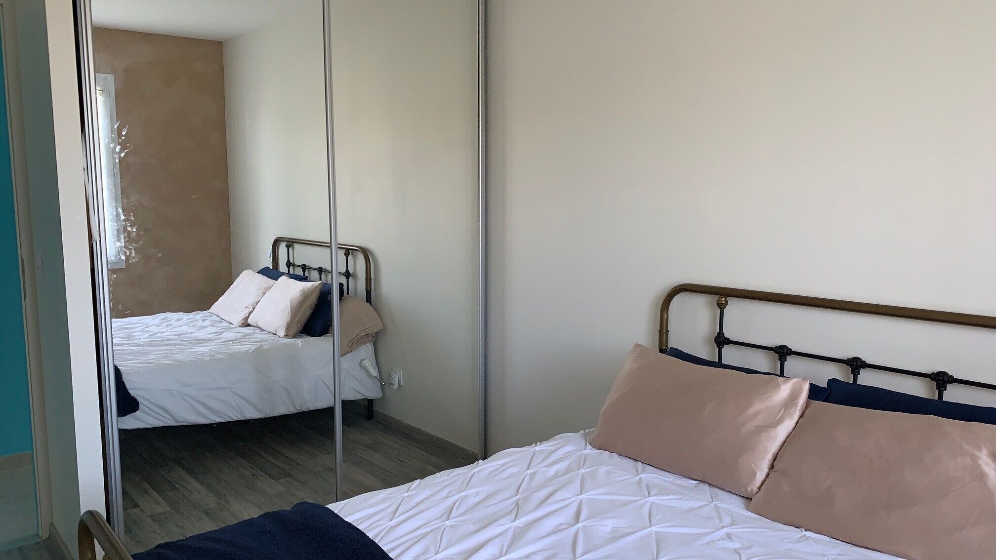 2 slaapkamers, een strijkplank/strijkijzer, gratis wifi, beddengoed