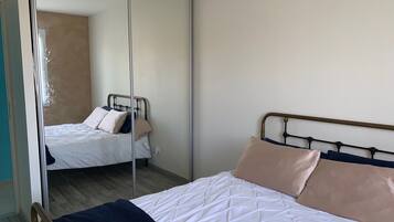 2 slaapkamers, een strijkplank/strijkijzer, gratis wifi, beddengoed