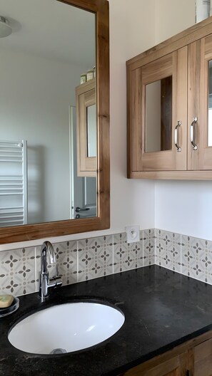 Een douche, een haardroger, handdoeken