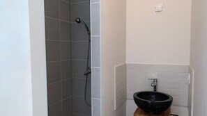 Shower, hair dryer, towels