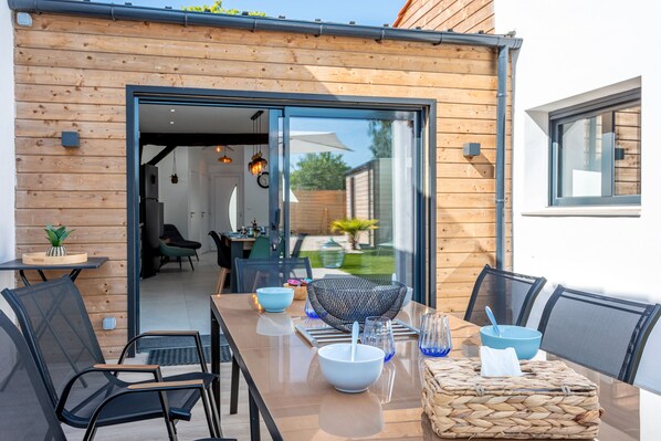 Outdoor dining - Holiday Home 'La Goisette' with Private Terrace, Private Garden and Wi-Fi (Beauvoir-sur-Mer)