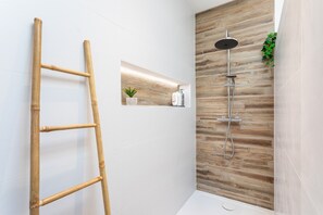 Een douche, een haardroger, handdoeken