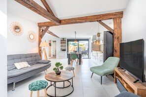 TV - Holiday Home 'La Goisette' with Private Terrace, Private Garden and Wi-Fi (Beauvoir-sur-Mer)