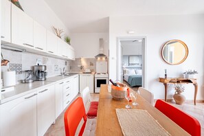 Réfrigérateur, micro-ondes, four, plaque de cuisson
