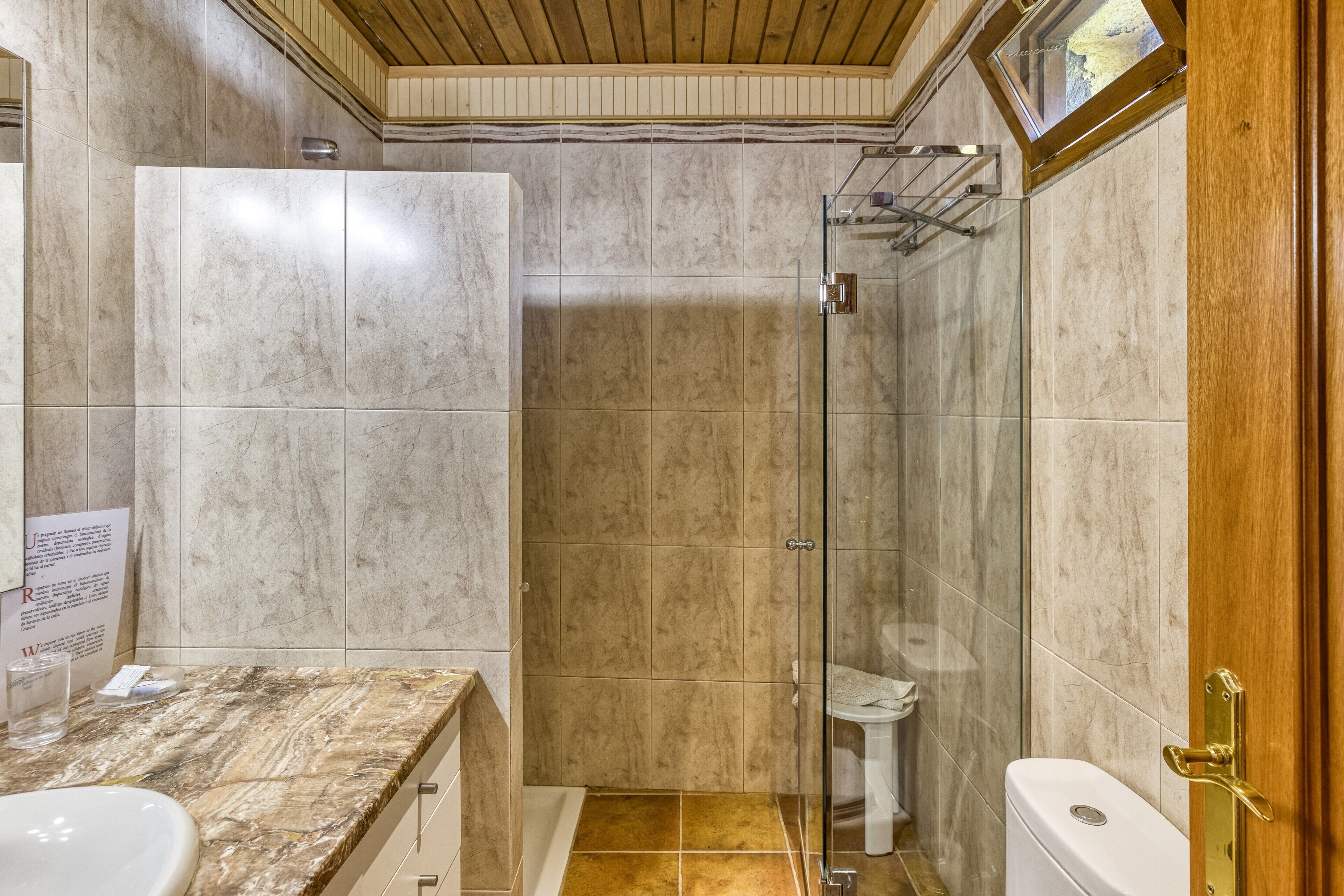 Een douche, een haardroger, handdoeken
