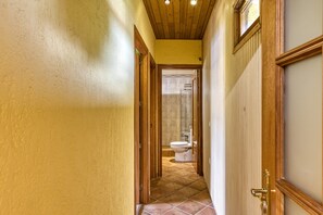 Regadera, secadora de cabello, toallas 