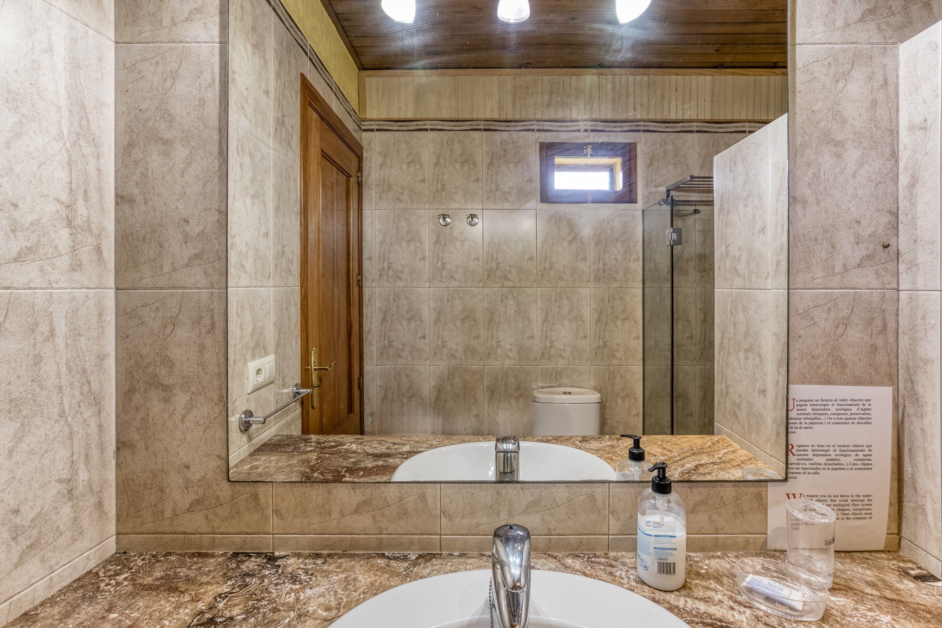 Douche, sèche-cheveux, serviettes fournies