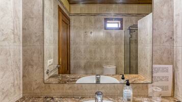 Douche, sèche-cheveux, serviettes fournies