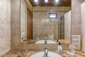 Dusch, hårtork och handdukar