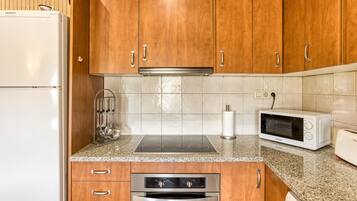 Geladeira, micro-ondas, fogão, cooktop