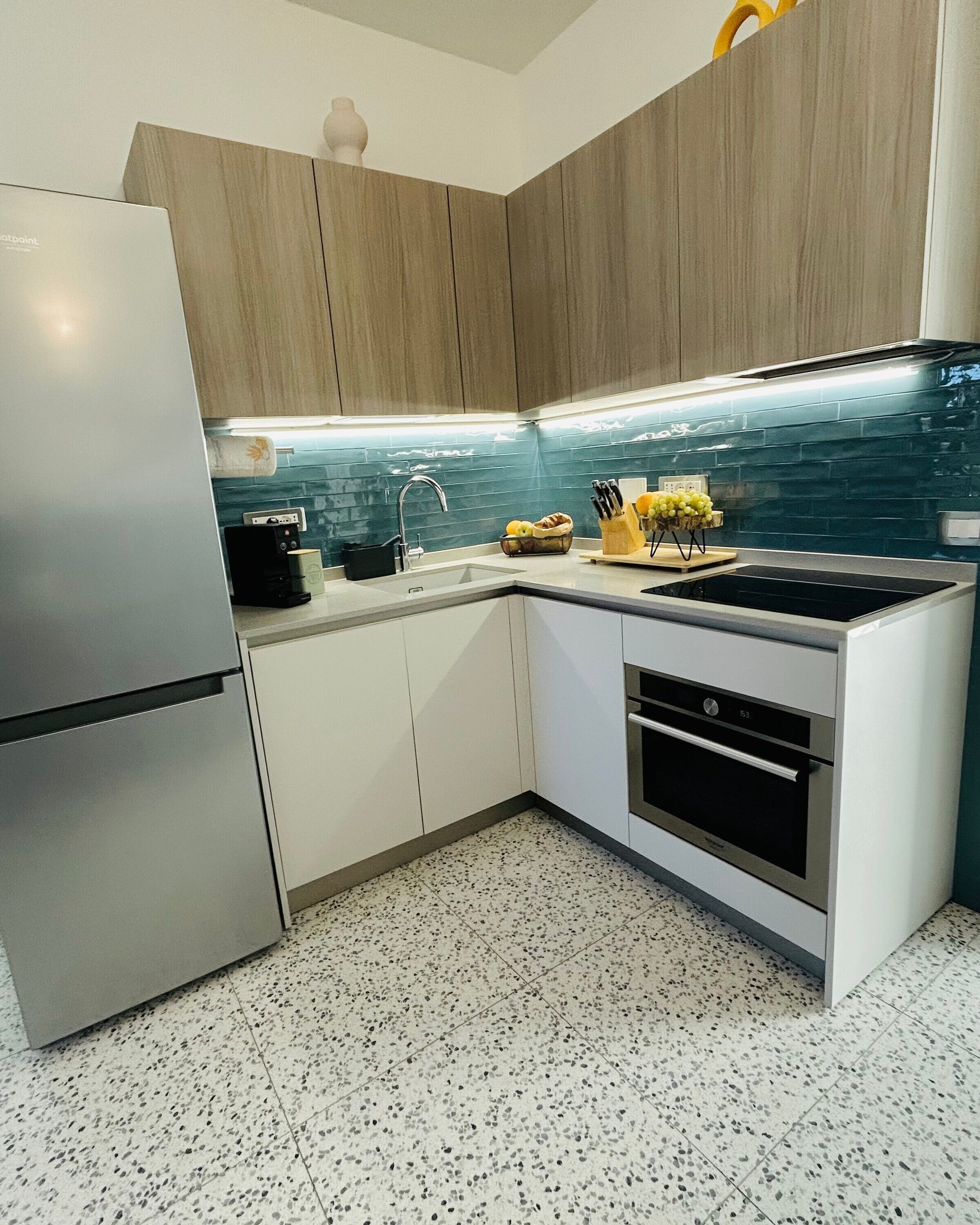 Kühlschrank, Mikrowelle, Ofen, Herdplatte