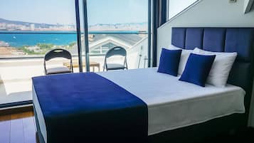 Suite panorámica, vista al mar | Artículos del minibar gratis y caja de seguridad en la habitación