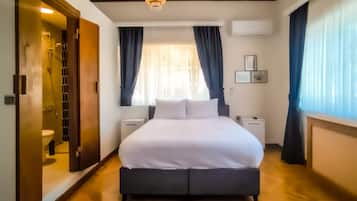 Quarto casal luxo, vista para o pátio | Frigobar (abastecido com alguns itens grátis), cofres nos quartos