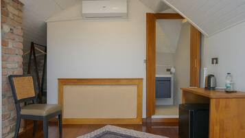 Artículos del minibar gratis y caja de seguridad en la habitación
