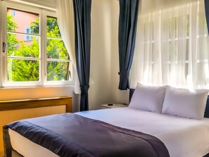 Chambre supérieure double, balcon, vue sur le jardin | Minibar contenant certains articles gratuits