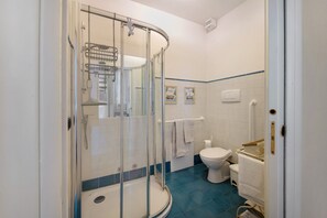 Suihku, hiustenkuivaaja, pyyhkeet