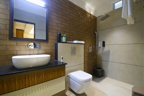 Kombination af bruser/badekar, gratis toiletartikler, håndklæder, Sæbe