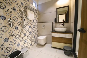 Combined shower/tub, free toiletries, towels, soap - Hotel Sanatana (Ujjain)