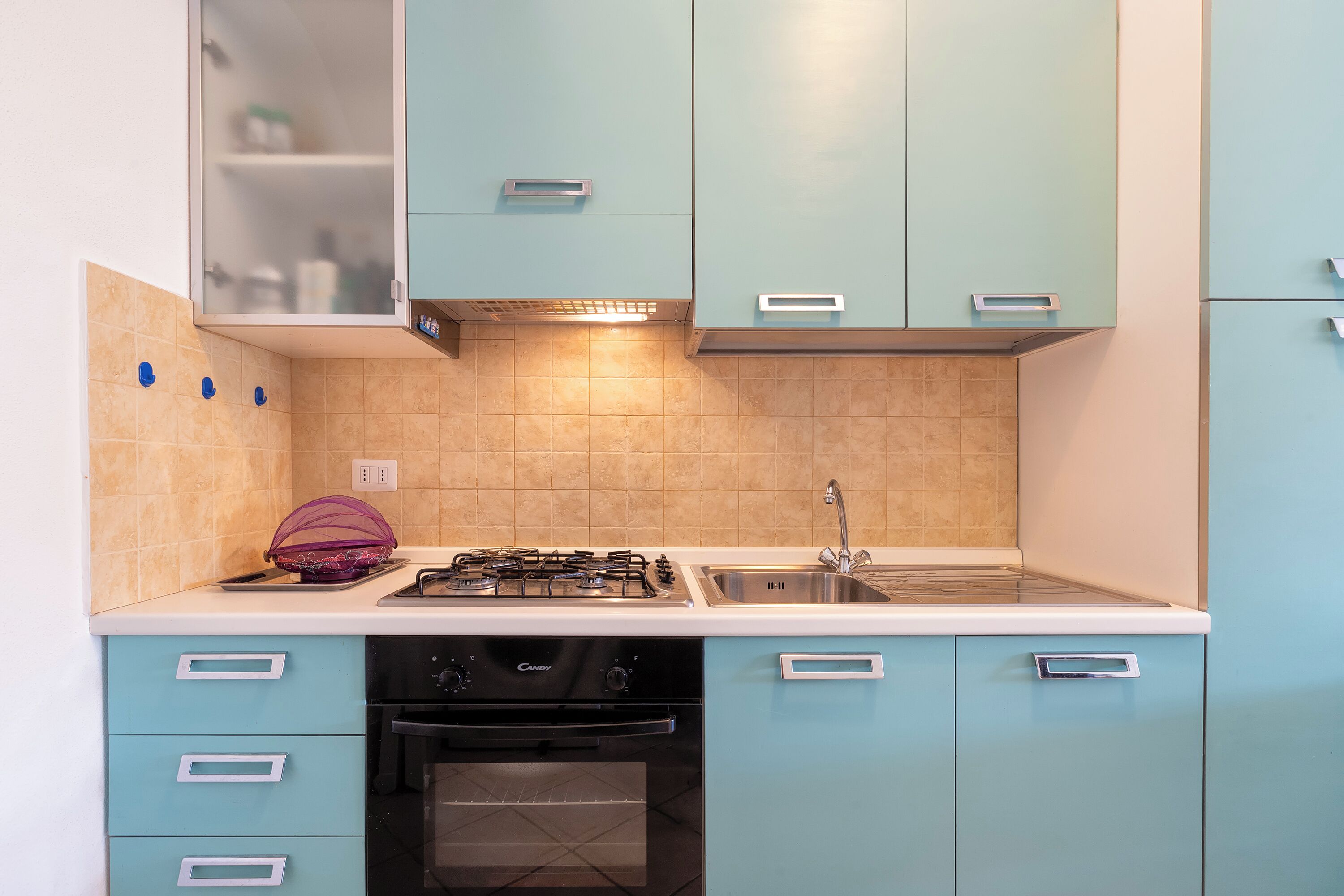 Frigorifero, forno, piano cottura, tostapane