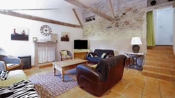 TV, lettore DVD, tavolo da ping pong