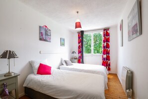 3 makuuhuonetta, silitysrauta/-lauta, ilmainen Wi-Fi, vuodevaatteet