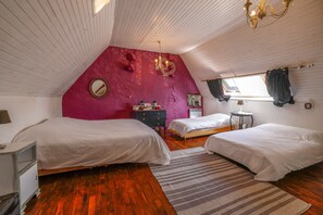 4 bedrooms, iron/ironing board, free WiFi, bed sheets