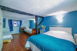 4 bedrooms, iron/ironing board, free WiFi, bed sheets