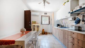 Een koelkast, een oven, een kookplaat, een vaatwasser