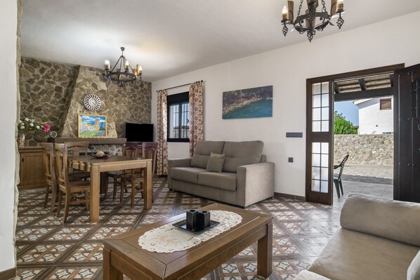 TV, fireplace