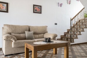 Una televisión, una chimenea