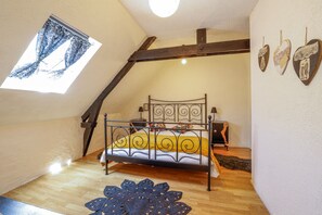 1 slaapkamer, een strijkplank/strijkijzer, gratis wifi, beddengoed