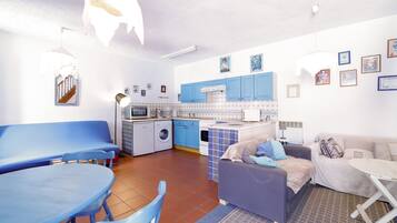 Een televisie en een tafeltennistafel