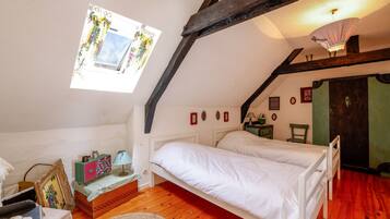 3 bedrooms, iron/ironing board, free WiFi, bed sheets