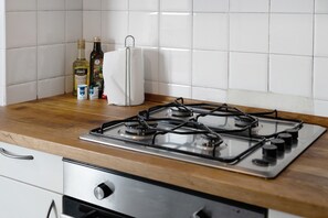 Frigorífico, horno, placa de cocina y lavavajillas