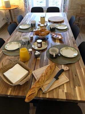 Dining - Bed and Breakfast 'Double' with Shared Terrace, Private Garden and Wi-Fi (Rollainville)