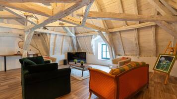 Televisio, videopelejä, pöytätennispöytä