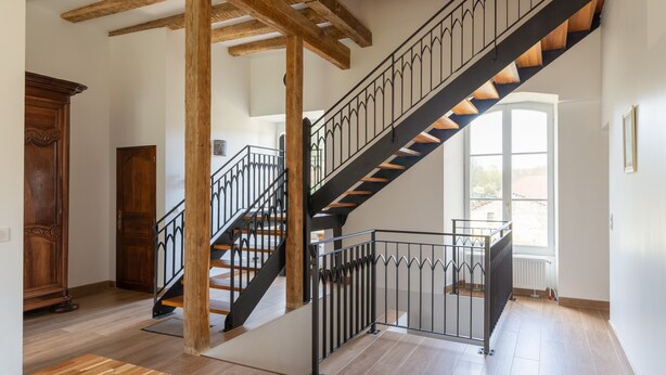 A staircase with wooden beams and black railings, leading to an upper floor. - Bed and Breakfast 'Double' with Shared Terrace, Private Garden and Wi-Fi (Rollainville)