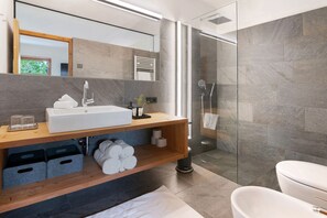 Douche, sèche-cheveux, serviettes fournies